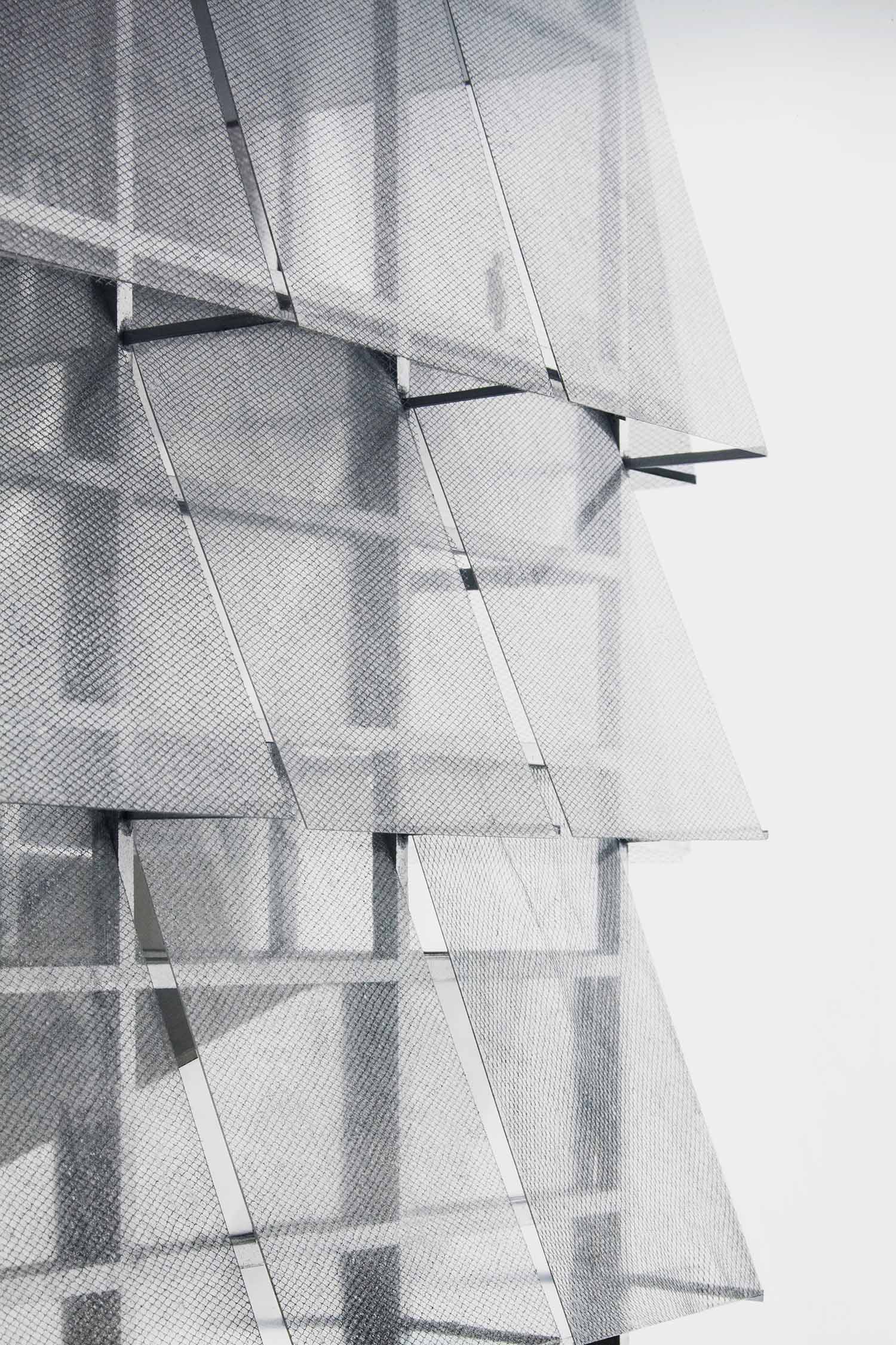 Sfumato has the properties of steam, the public space's boundaries are unclear