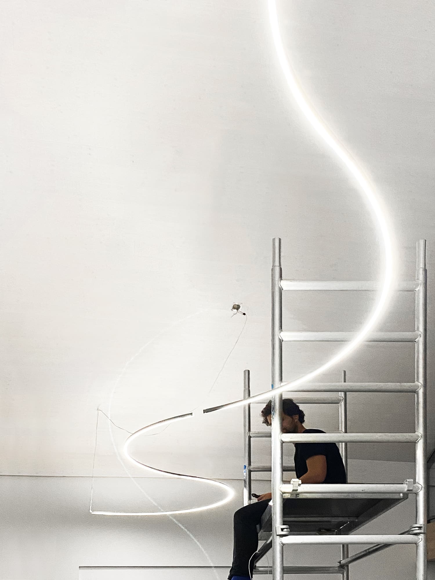 Spline is a 8m long led lamp, prestressed aluminium profiles, 2020